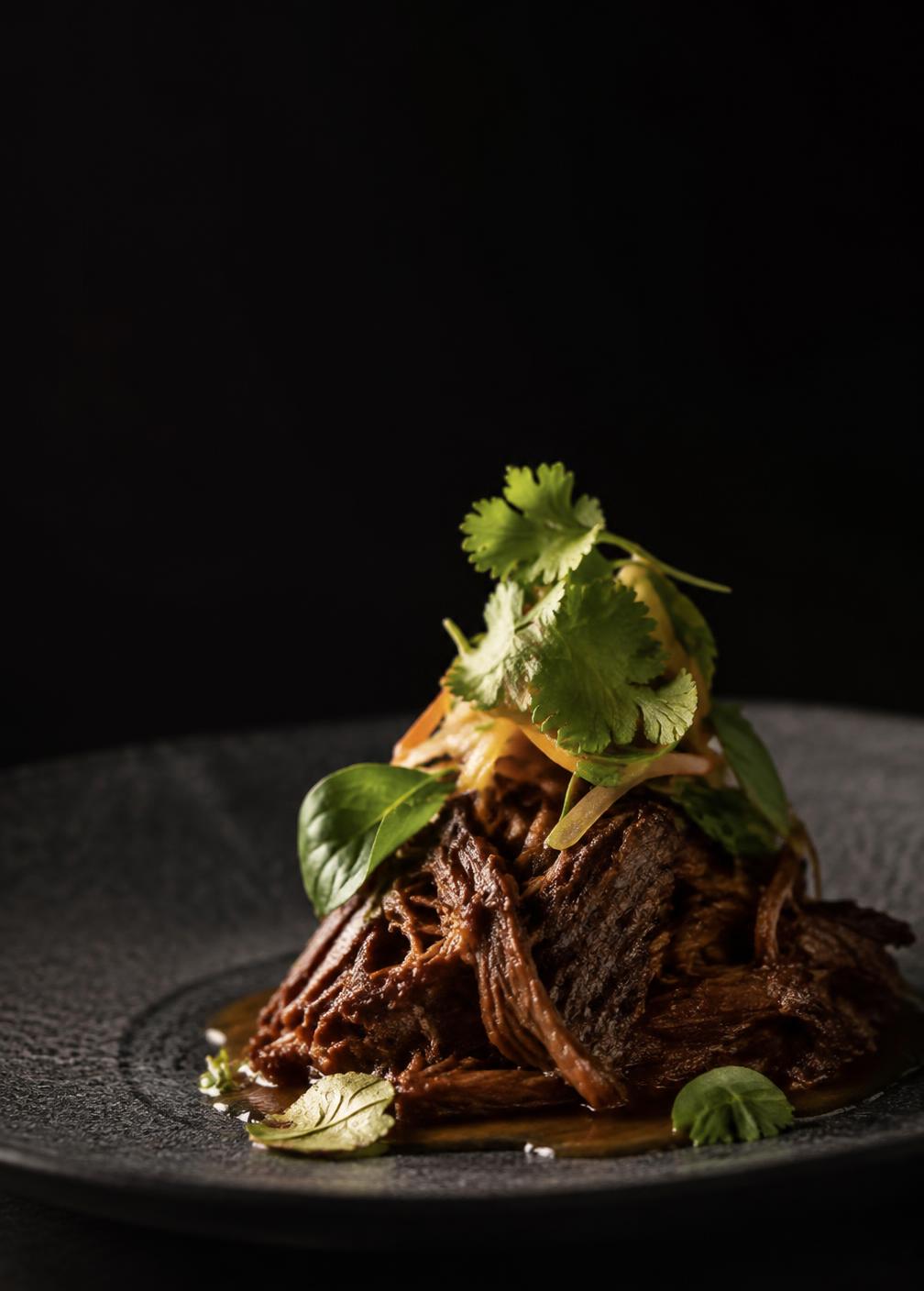 Prato gourmet finalizado em evento premium
